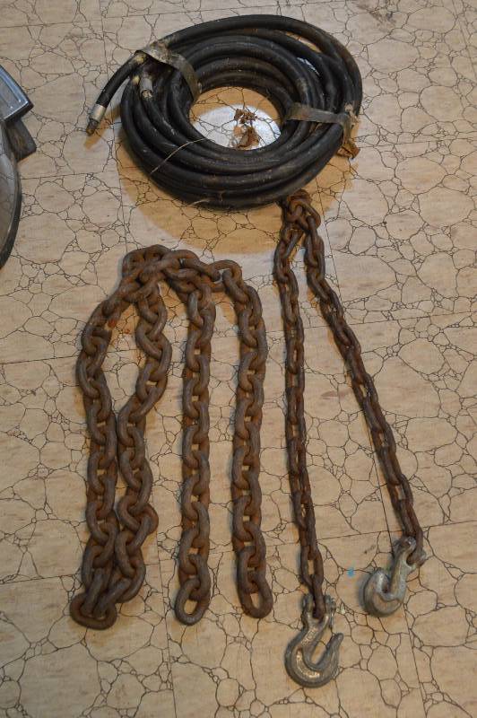 lot 1252 image: Chains and hose - approx 5 chain with 2 hooks, approx 8 chain no hooks