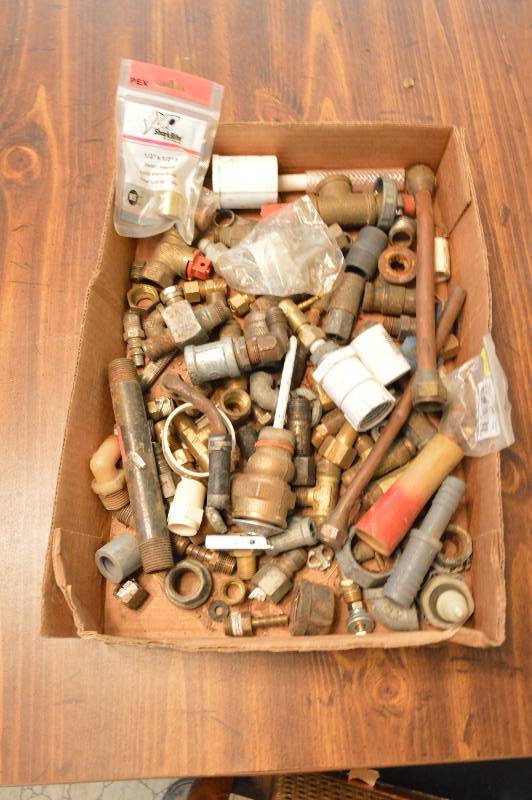 lot 1264 image: Assorted brass fittings