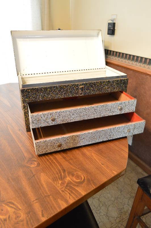 lot 1265 image: Toolbox with 2 drawers