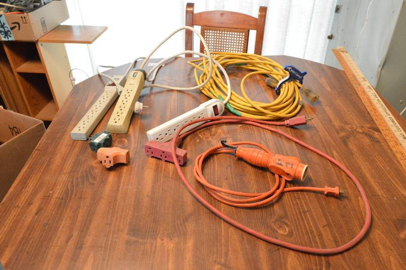 lot 1271 image: Extensions cords and Multi-plugs