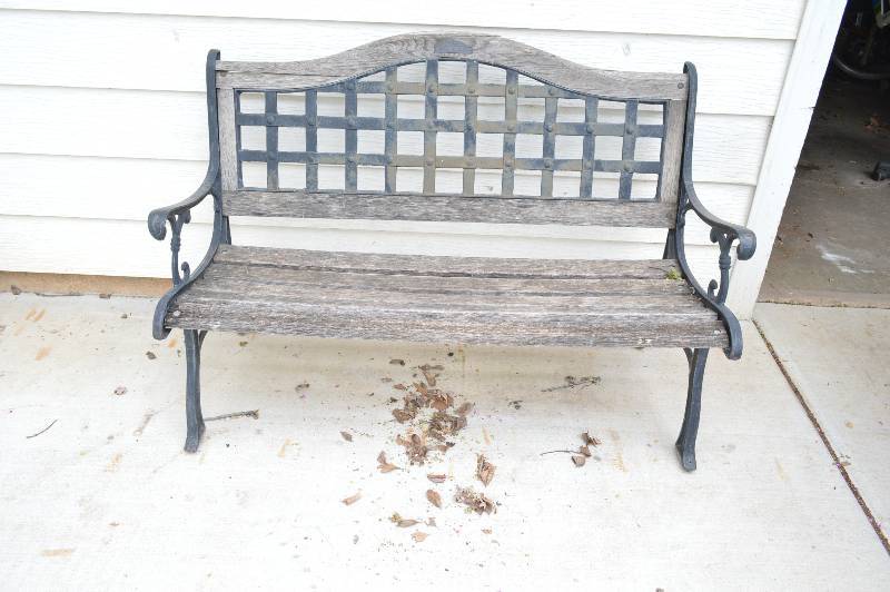 lot 1272 image: Park bench - Broken on top of end