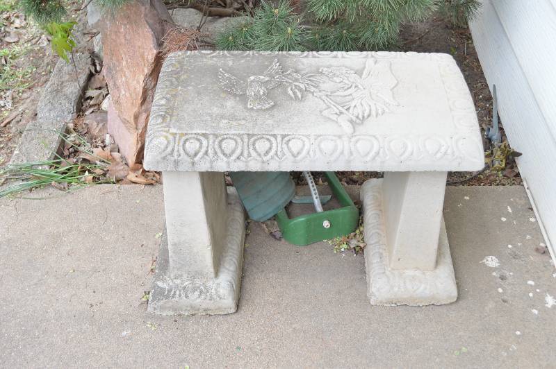 lot 1274 image: Concrete garden bench