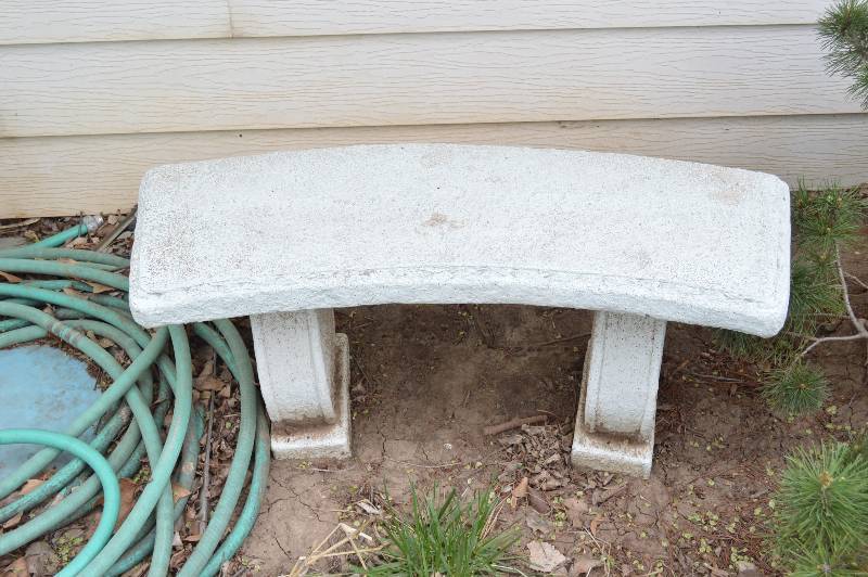 lot 1275 image: Concrete garden bench