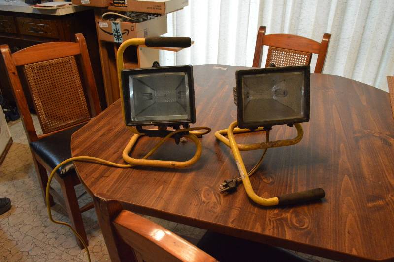 lot 1278 image: 2 Halogen work lights - one works