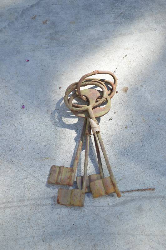 lot 1296 image: 4 big metal keys