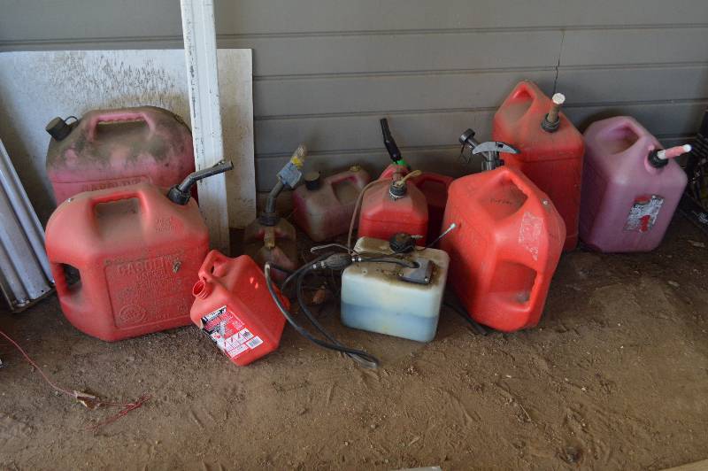 lot 1981 image: Lot of gas cans