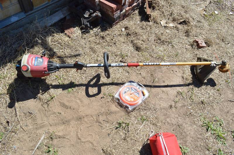 lot 1989 image: String Trimmer with extra line - has compression
