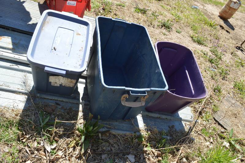 lot 1998 image: 3 tubs - one has lid