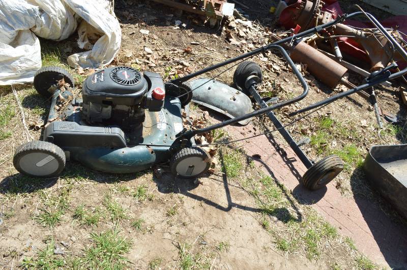 lot 2490 image: Push lawnmower