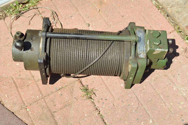 lot 2497 image: Winch with hydraulic motor - off a military truck