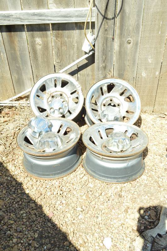 lot 2503 image: Set of 4 Ford wheels