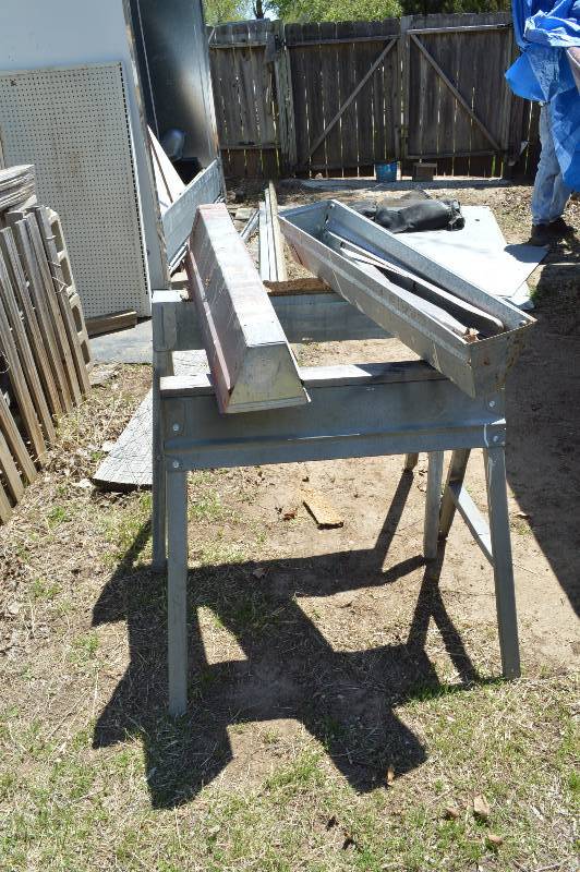 lot 2515 image: 4 folding metal sawhorses