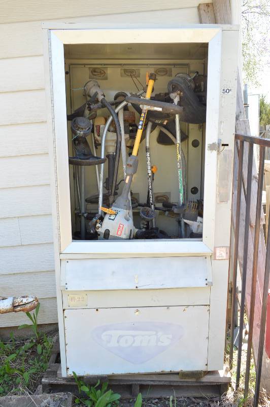 lot 2517 image: String trimmer parts in old vending machine