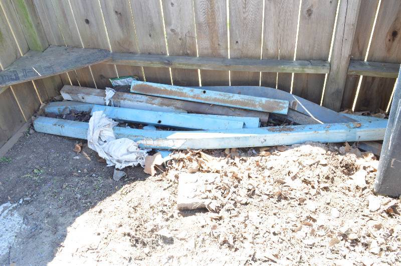lot 2519 image: Blue steel tubing and channel iron - possibly old boat trailer frame
