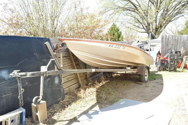 lot 1163A image: 1972 Monterey boat on trailer