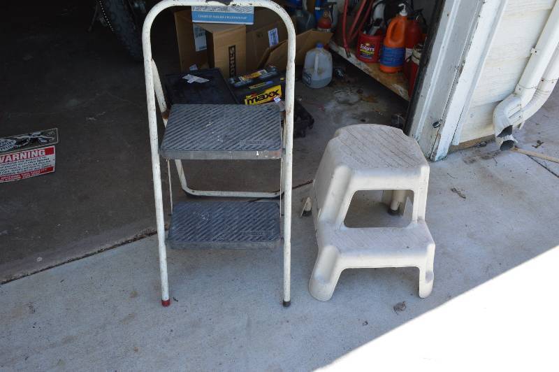 lot 2543 image: 2 step stools