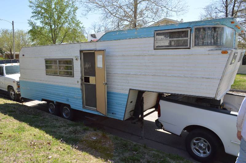 lot 1157A image: 1972 Ladding Del Rey fifth wheel camper