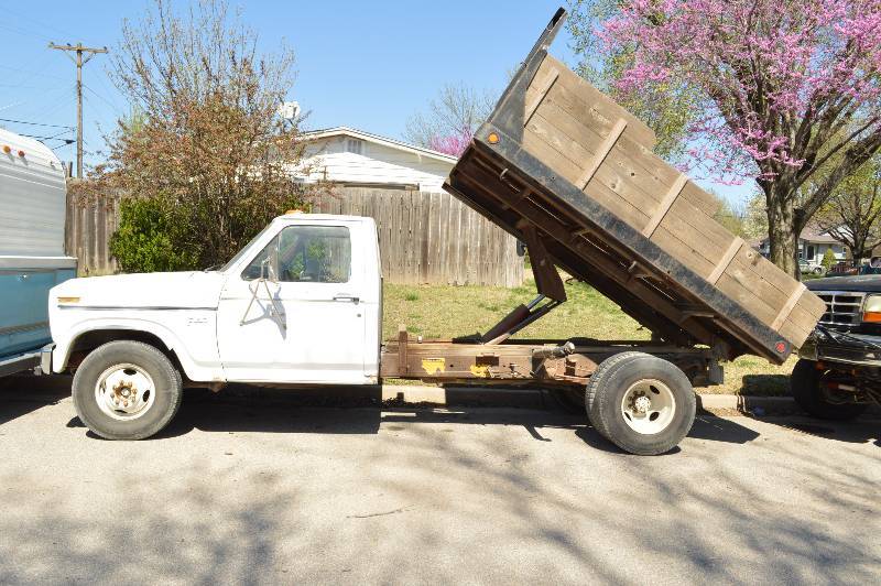 lot 1166A image: 1982 Ford dump truck