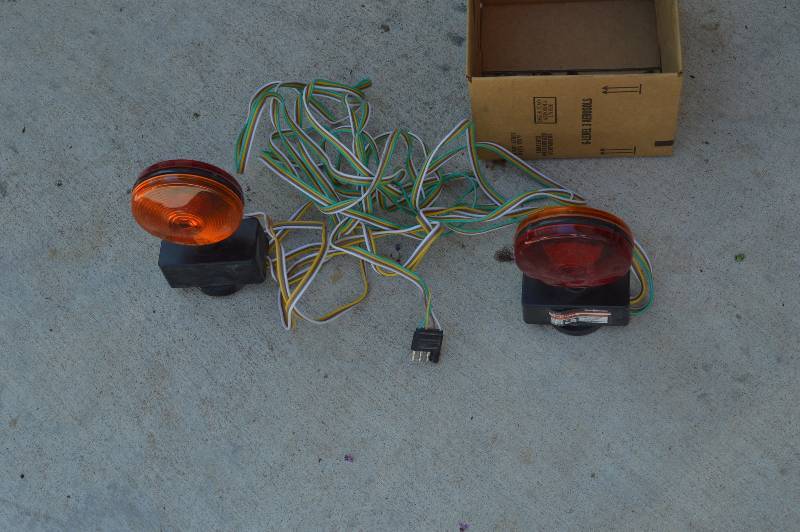 lot 2550 image: Set of magnetic tow lights