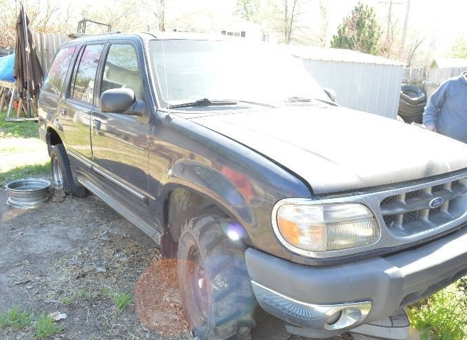 lot 1173B image: 2000 Ford Explorer for Parts  Salvage