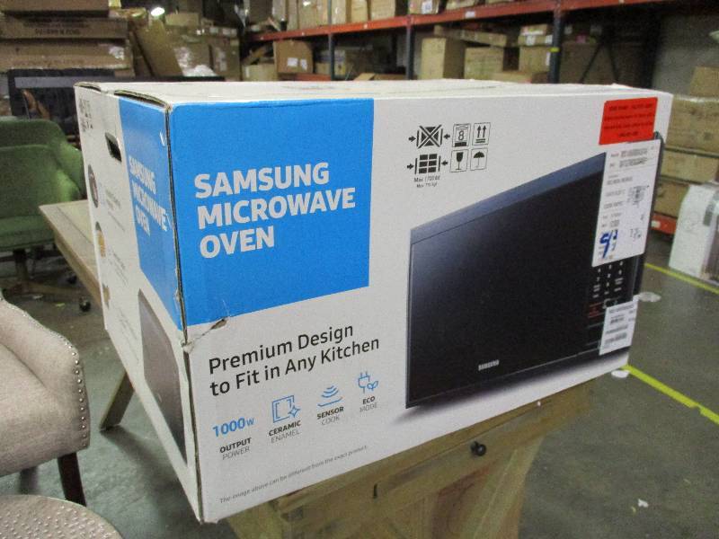 lot 137 image: Samsung Microwave Oven in box still