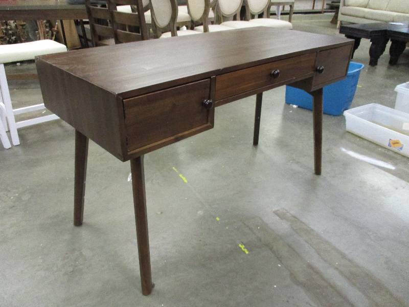 lot 136 image: 3 Drawer Desk