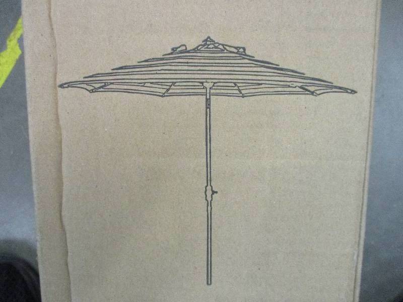 lot 22 image: 9 Market Umbrella  NavyWhite
