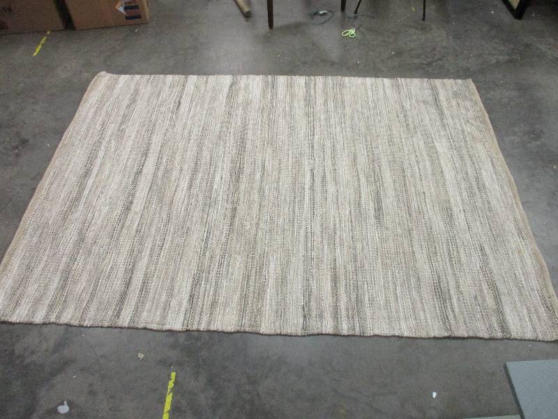lot 16 image: Area Rug 5 x 7