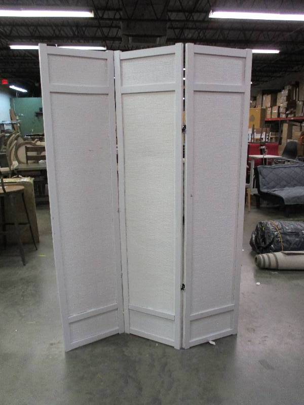 lot 5 image: White 3 Panel Room Divider