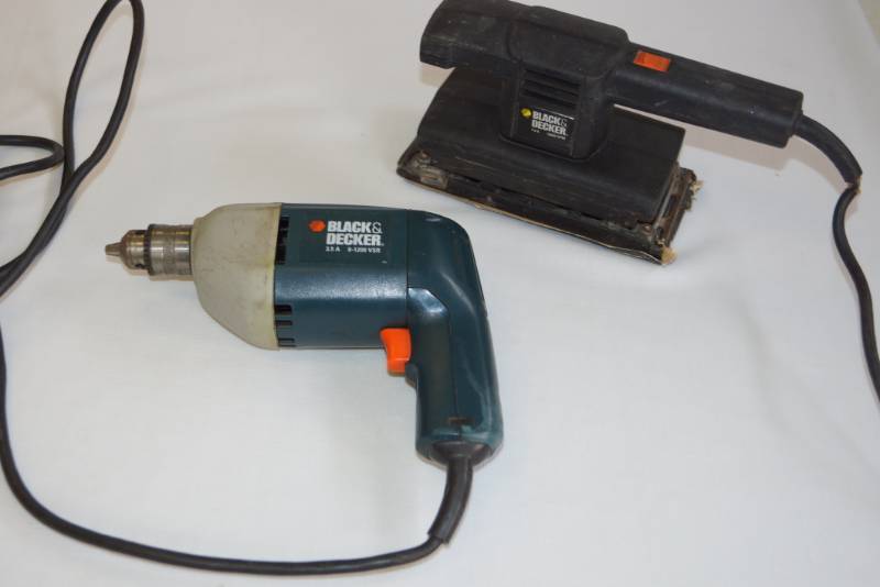 lot 672 image: Black and Decker Corded Drill and Sander- Tested