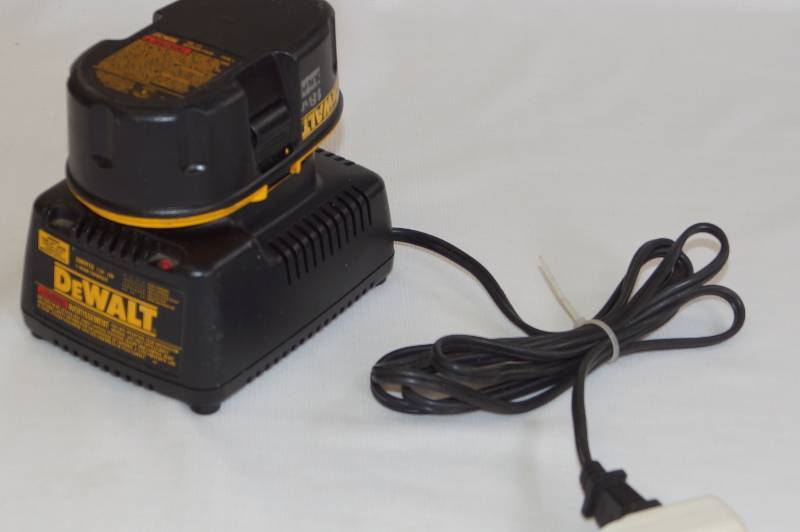 lot 675 image: Dewalt 18v Battery Charger and Free Battery