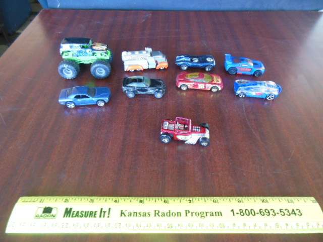 lot 6001 image: 9 Hotwheels No Date