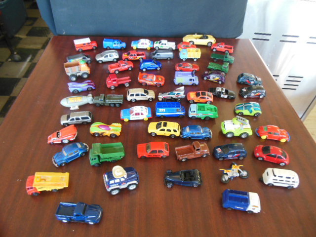lot 6008 image: Flat of Maisto Cars