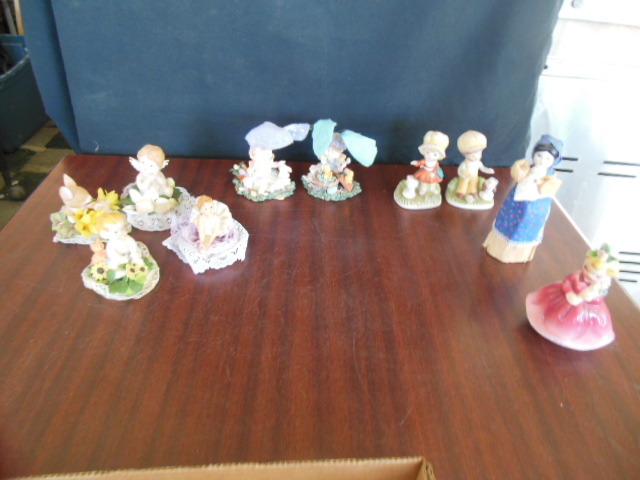 lot 6027 image: Porclein Figurines