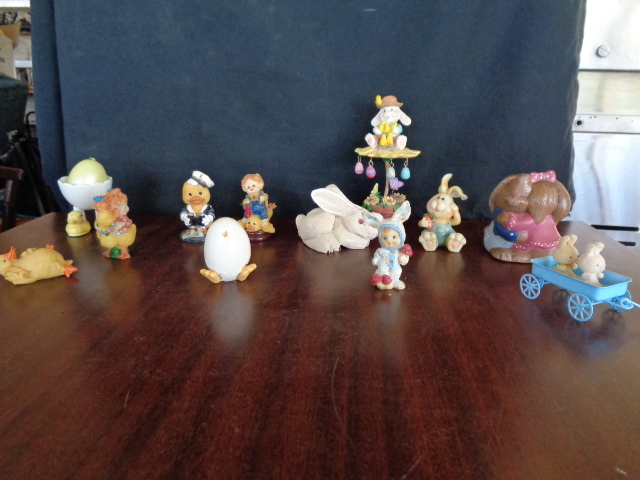 lot 6029 image: Ducks and Bunny Figurines
