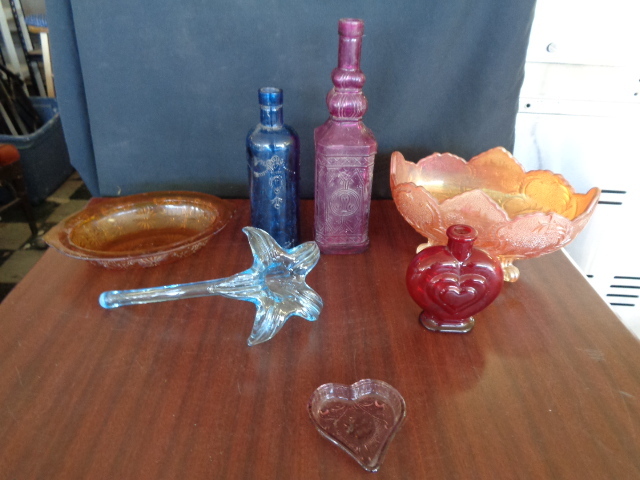 lot 6033 image: 7 Colored Glass Dcor