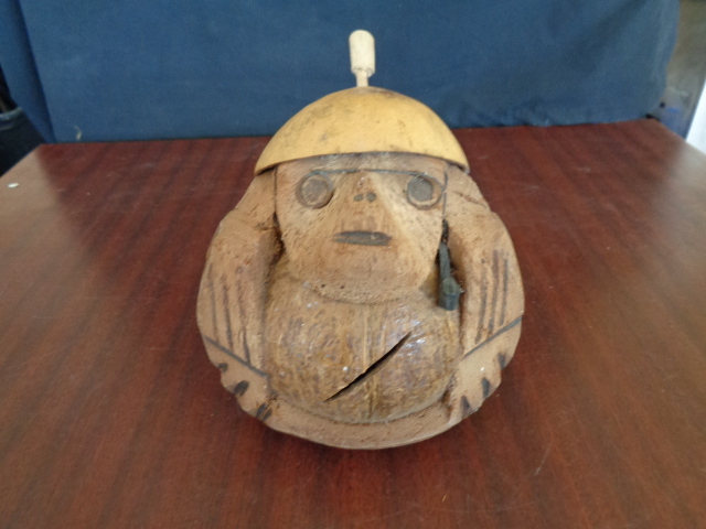 lot 6044 image: Pretty CoolAnimal Hand Carved Into Coconut