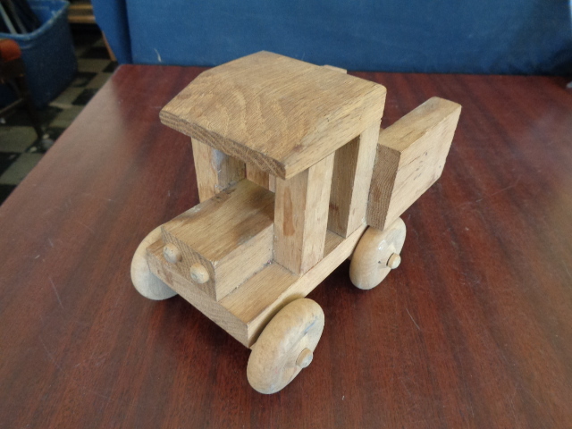 lot 6056 image: 8 Wood Truck