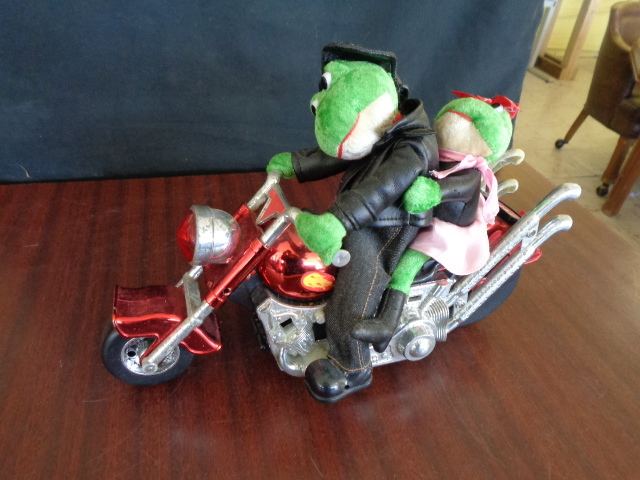 lot 6059 image: Frogs on Motorcycle