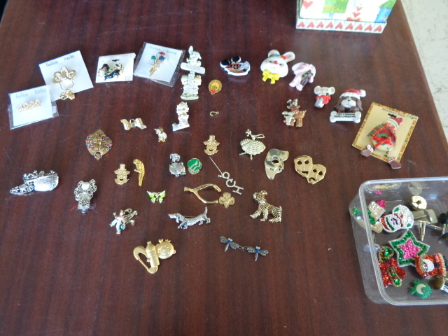 lot 6088 image: Decorative Pins, button covers and cufflings