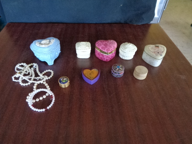 lot 6094 image: 9 small Jewelry Boxes