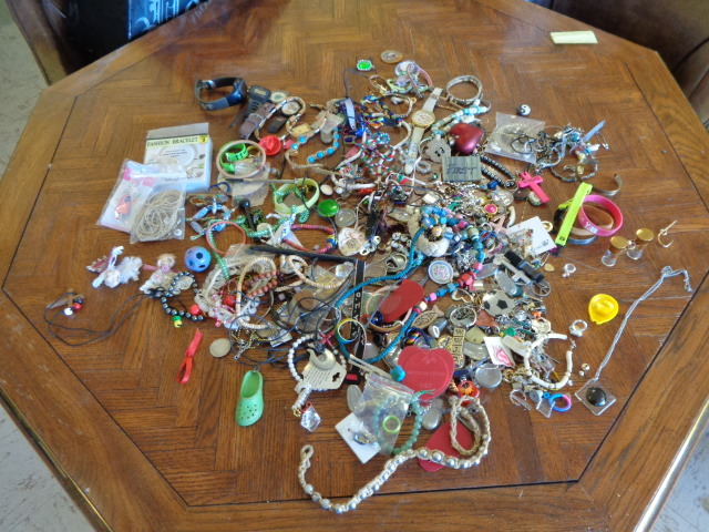 lot 6102 image: Bunch of Misc Jewelry