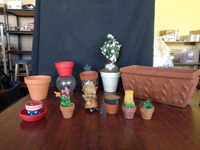 lot 6117 image: Decoratve Clay flower Pots