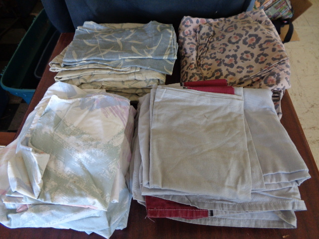 lot 6144 image: 4 Sets Queen Sized Bed Sheets