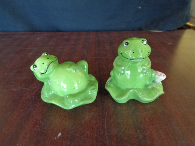 lot 6168 image: Frog Salt n Pepper Shaker