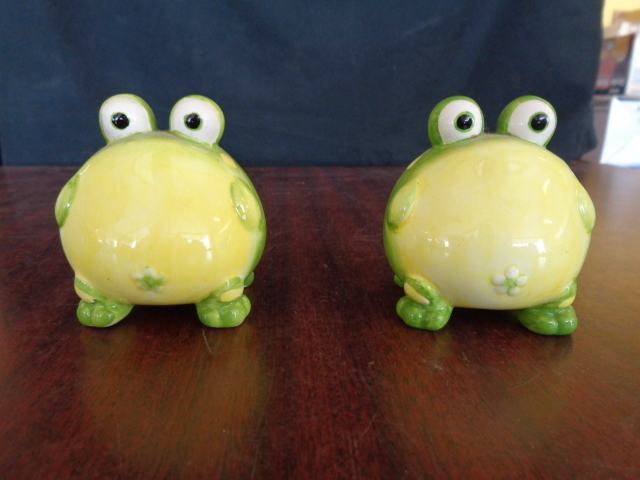 lot 6169 image: Bubbly Eyed Frog Salt n Pepper Shaker