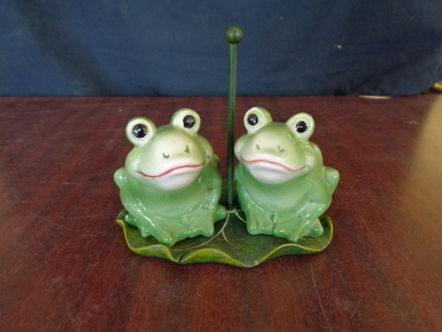 lot 6170 image: Frogs on Lily Pad Salt n Pepper Shaker