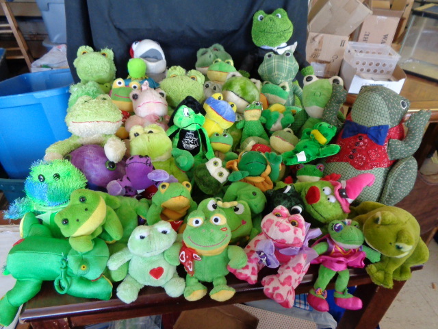 lot 6190 image: Big Lot of Small Frog Stuffed Animals