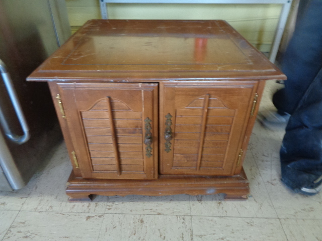lot 6192 image: 26x26x20 Wood end Table w 2 doors