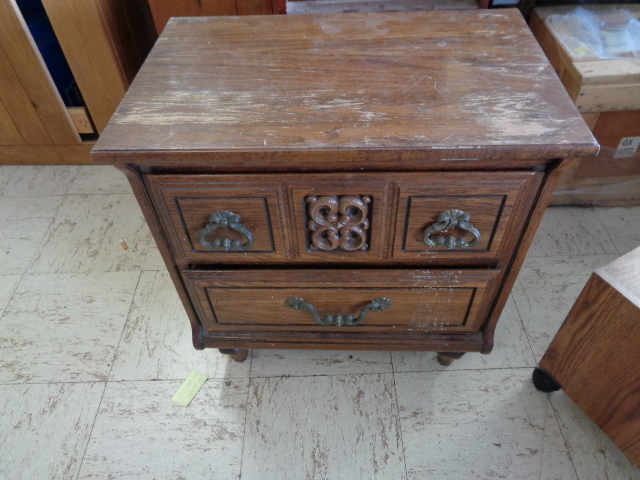 lot 6193 image: 24x24x15 Wood End table w 2 drawers
